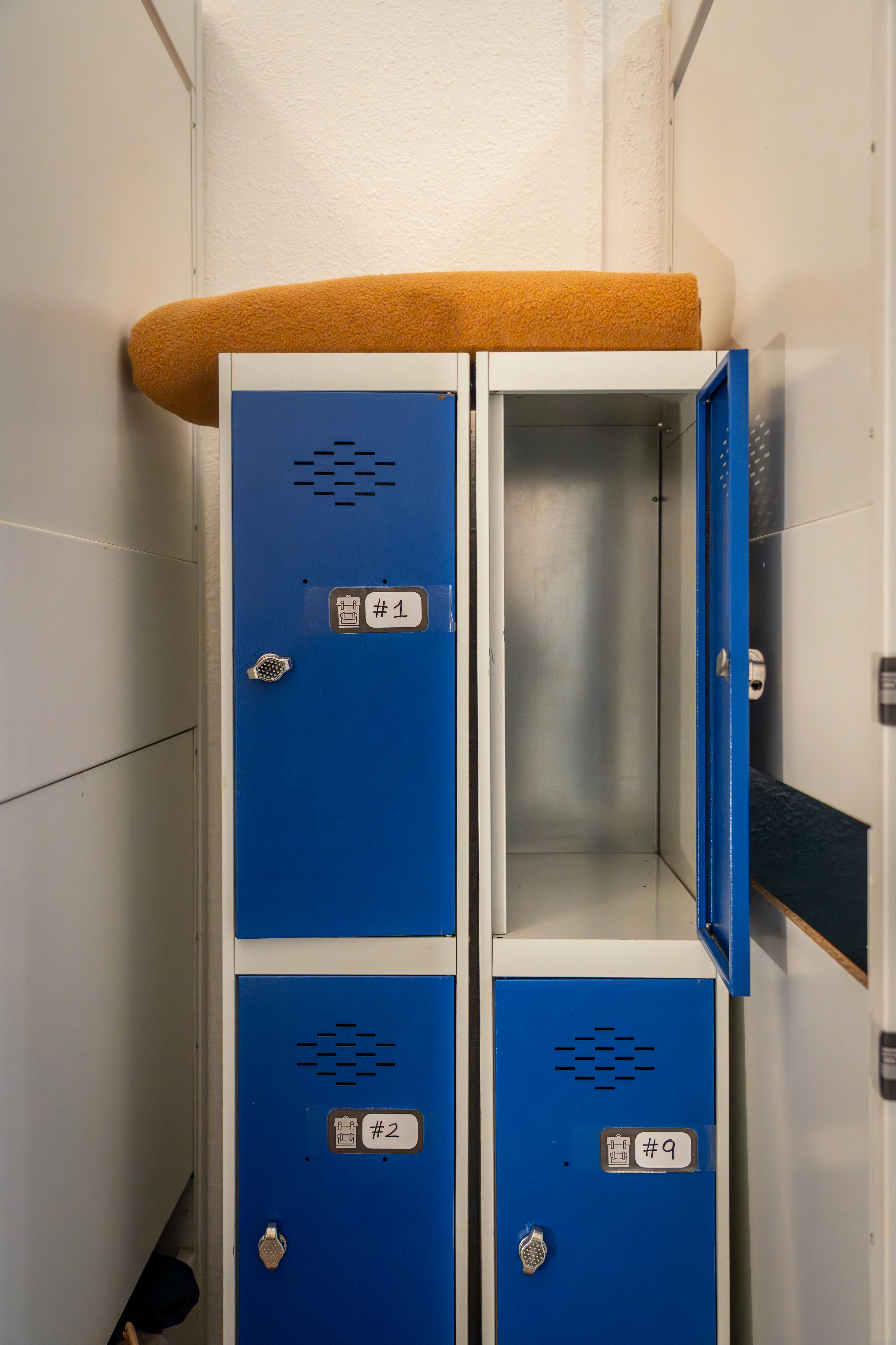 Détail du lit et des prises dans une chambre féminine à Barcelone