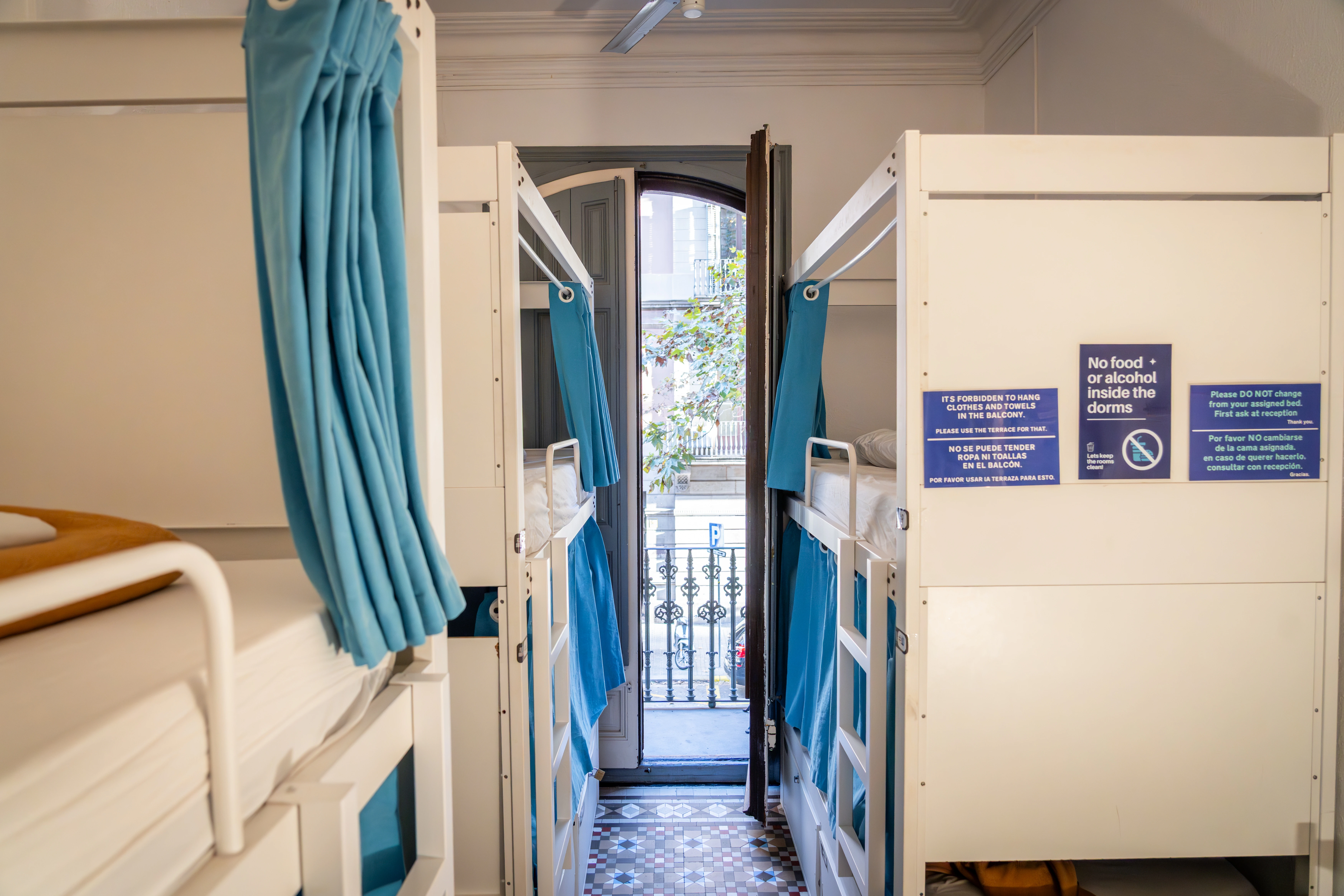 Female room in Barcelona with individual lockers